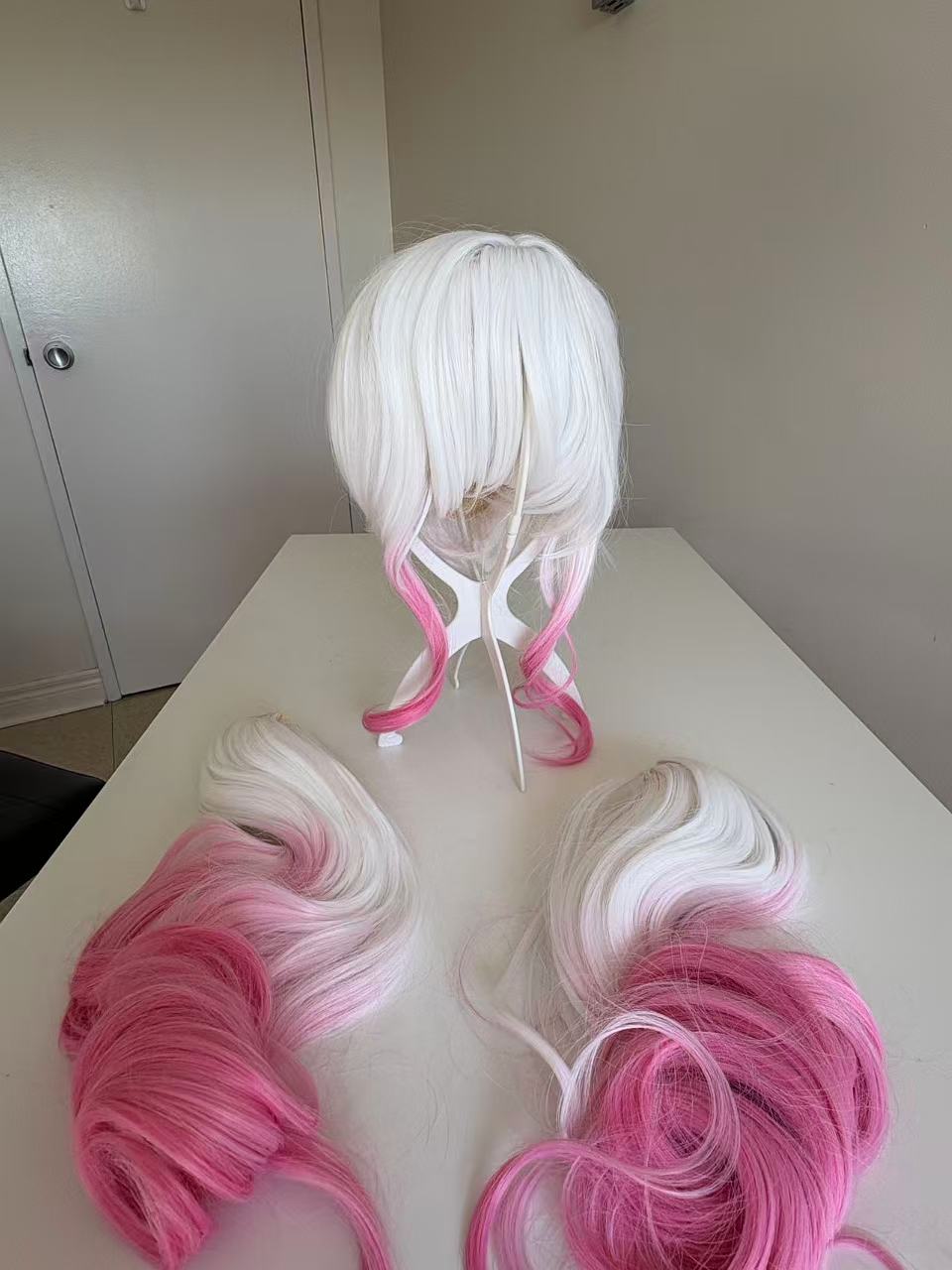 Anime Cosplay Long Wavy Wig with Ponytail – White to Pink Gradient, High-Temperature Fiber, Detachable/Matching Ponytail